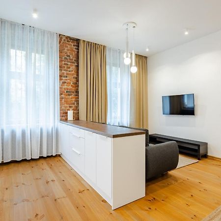 Two Bedroom Very Berry Apartment In Poznan With Desk By Noclegi Renters Buitenkant foto