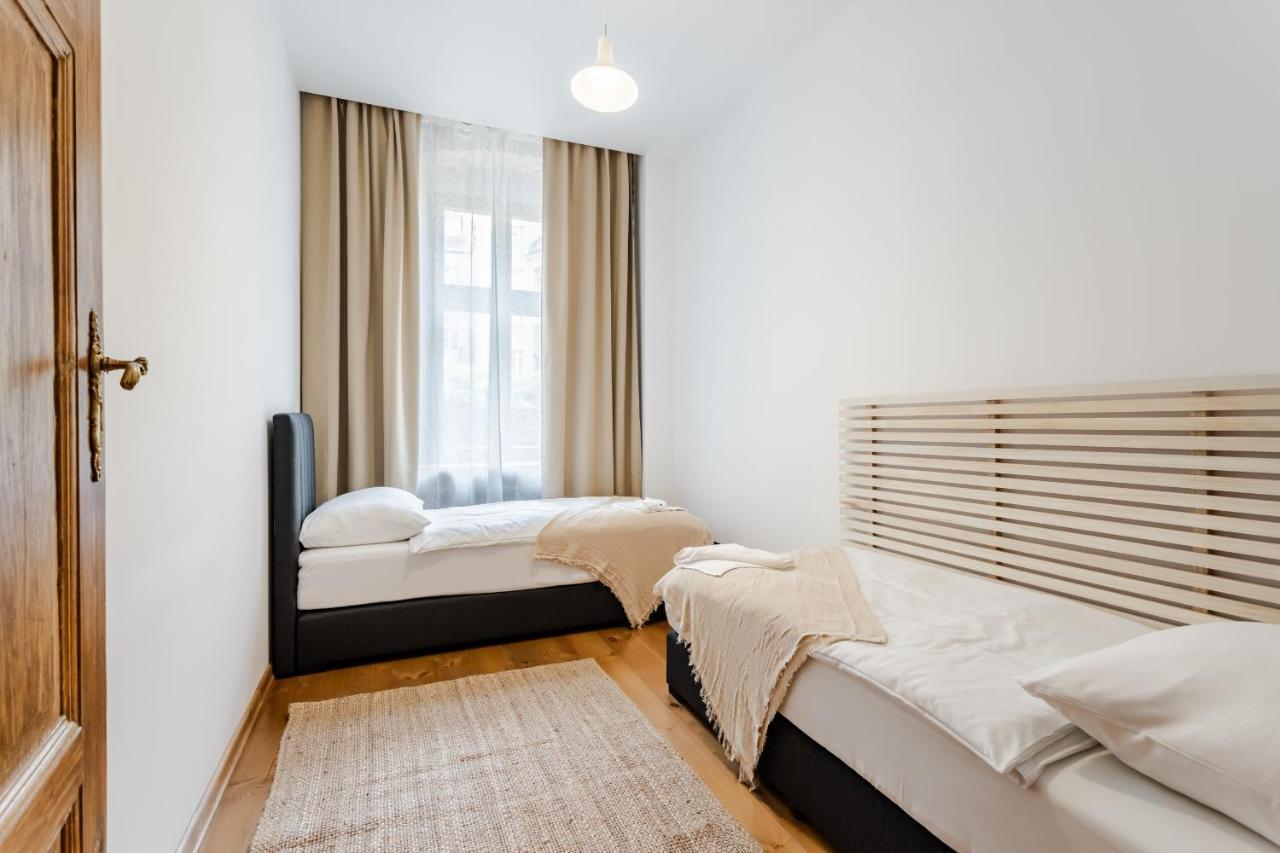Two Bedroom Very Berry Apartment In Poznan With Desk By Noclegi Renters Buitenkant foto