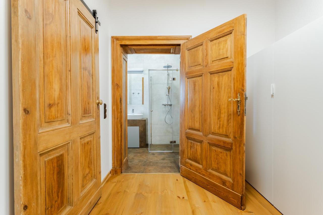Two Bedroom Very Berry Apartment In Poznan With Desk By Noclegi Renters Buitenkant foto
