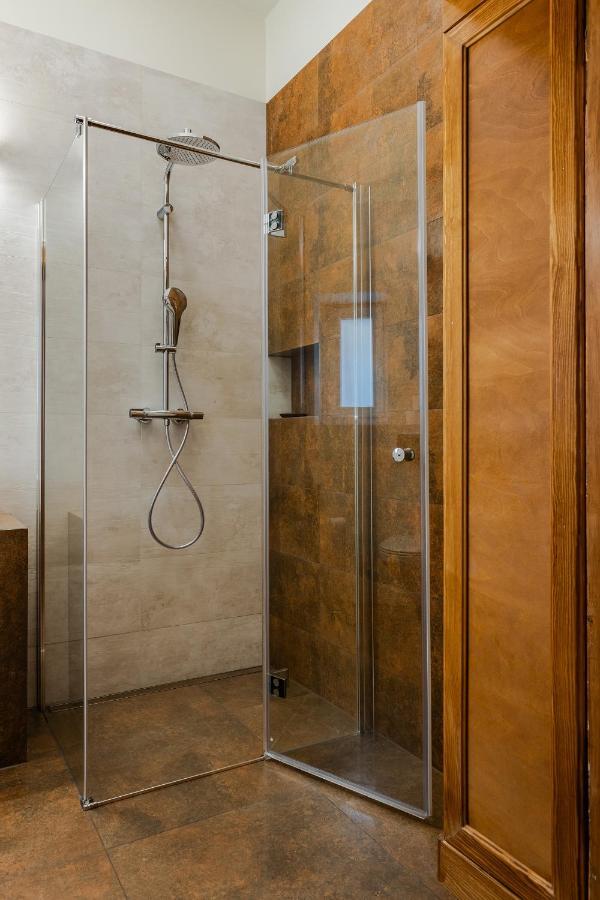 Two Bedroom Very Berry Apartment In Poznan With Desk By Noclegi Renters Buitenkant foto