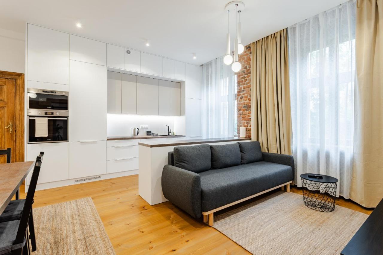 Two Bedroom Very Berry Apartment In Poznan With Desk By Noclegi Renters Buitenkant foto