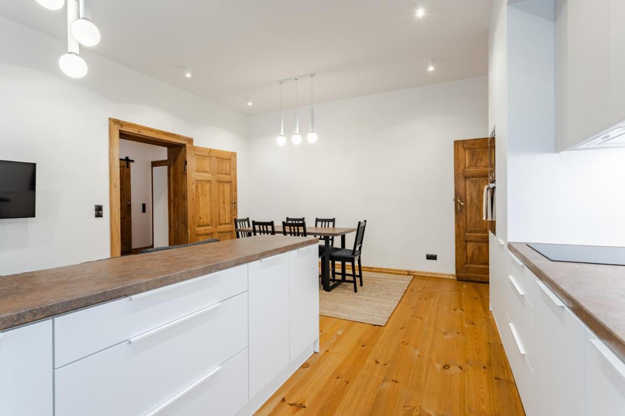 Two Bedroom Very Berry Apartment In Poznan With Desk By Noclegi Renters Buitenkant foto