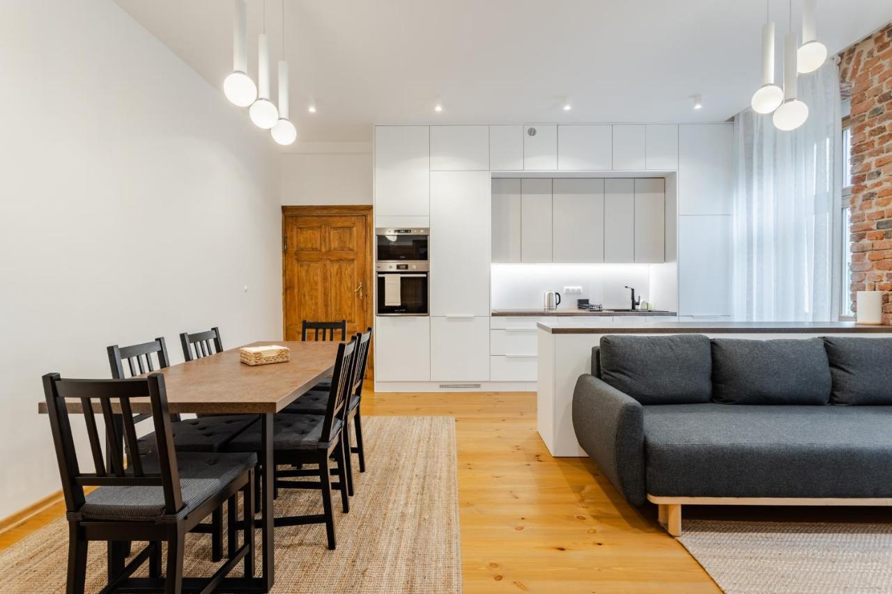 Two Bedroom Very Berry Apartment In Poznan With Desk By Noclegi Renters Buitenkant foto