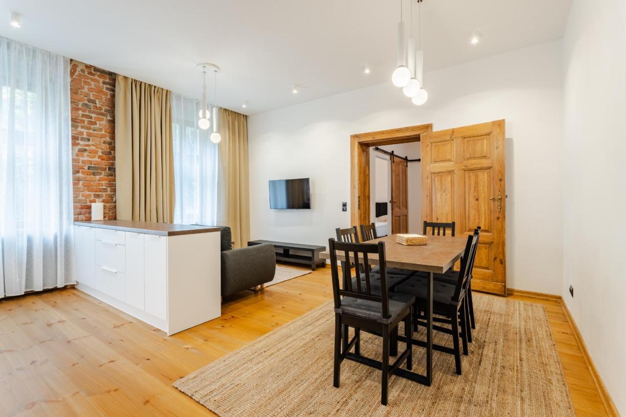 Two Bedroom Very Berry Apartment In Poznan With Desk By Noclegi Renters Buitenkant foto