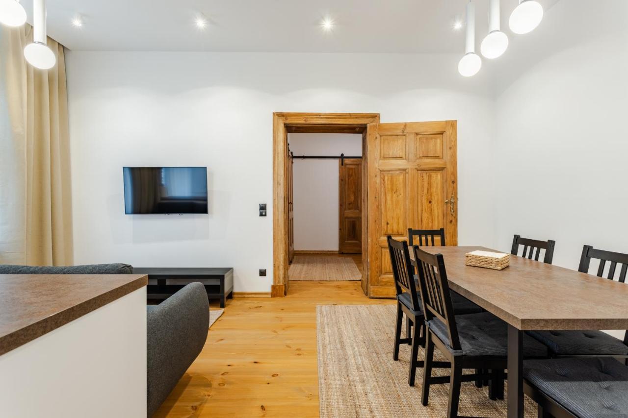 Two Bedroom Very Berry Apartment In Poznan With Desk By Noclegi Renters Buitenkant foto