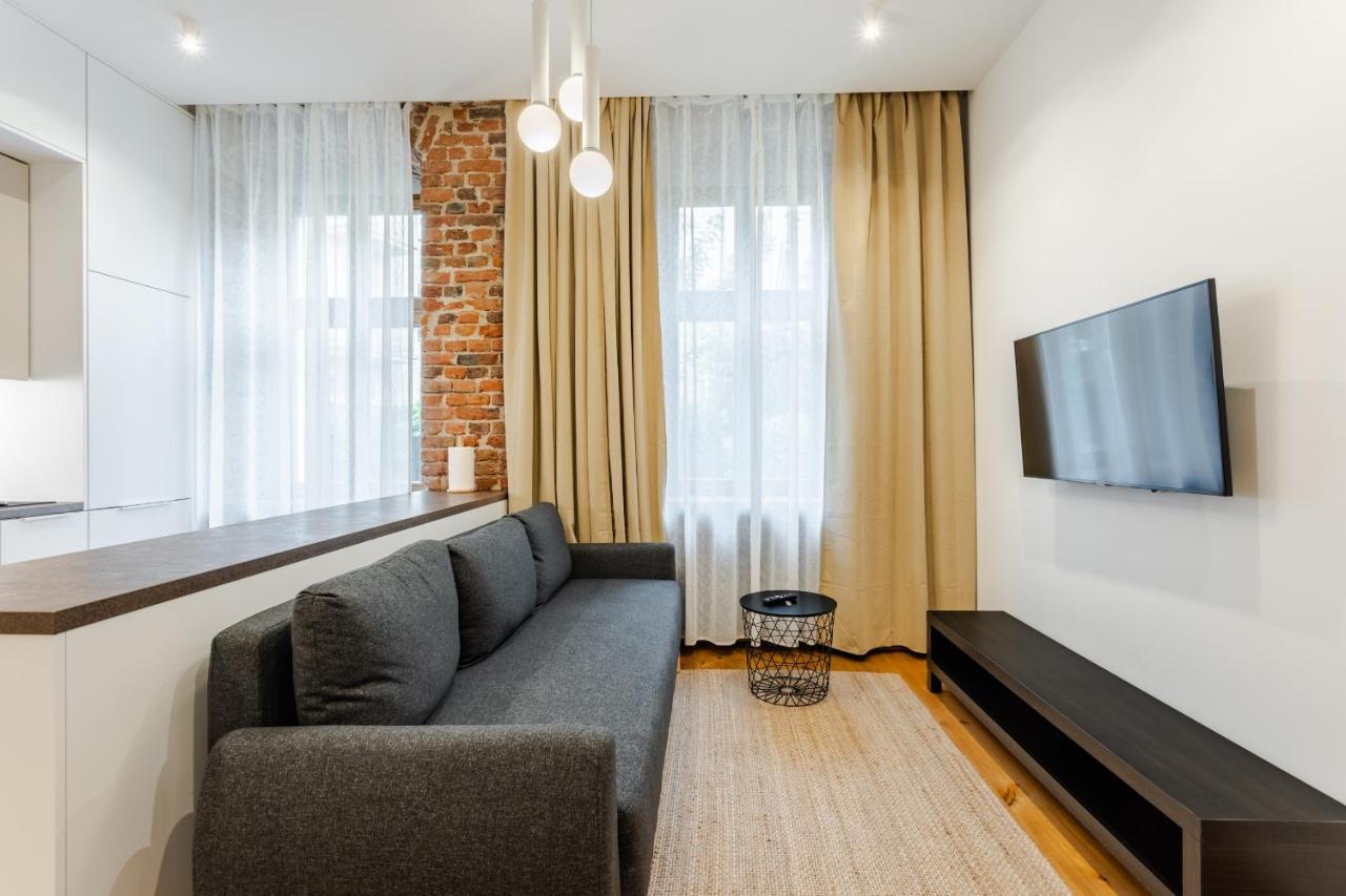 Two Bedroom Very Berry Apartment In Poznan With Desk By Noclegi Renters Buitenkant foto
