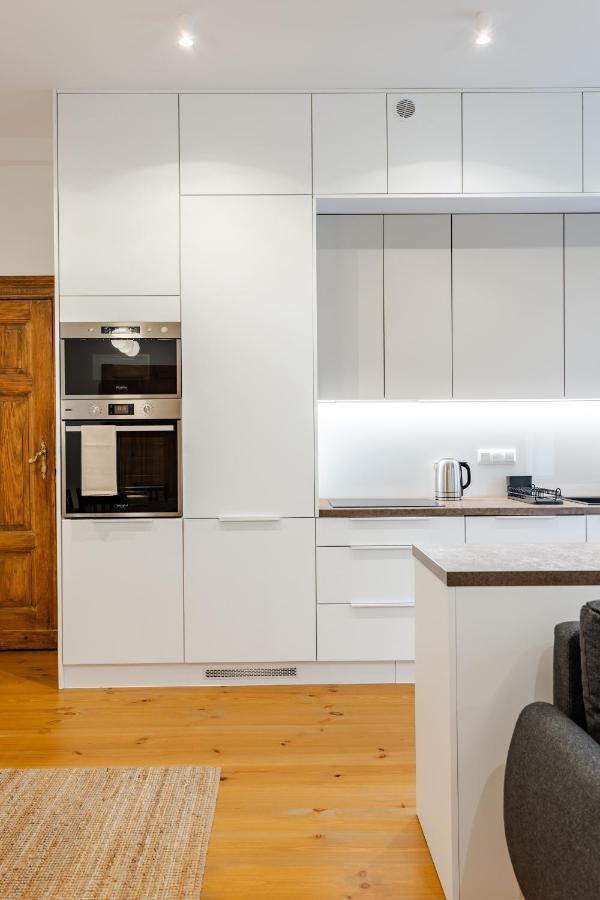 Two Bedroom Very Berry Apartment In Poznan With Desk By Noclegi Renters Buitenkant foto